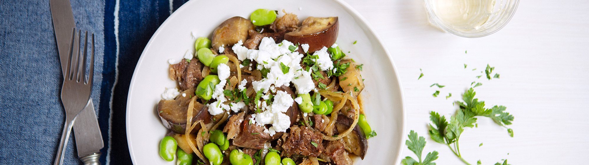 Zomerse rundvleesstoof met aubergine en tuinbonen