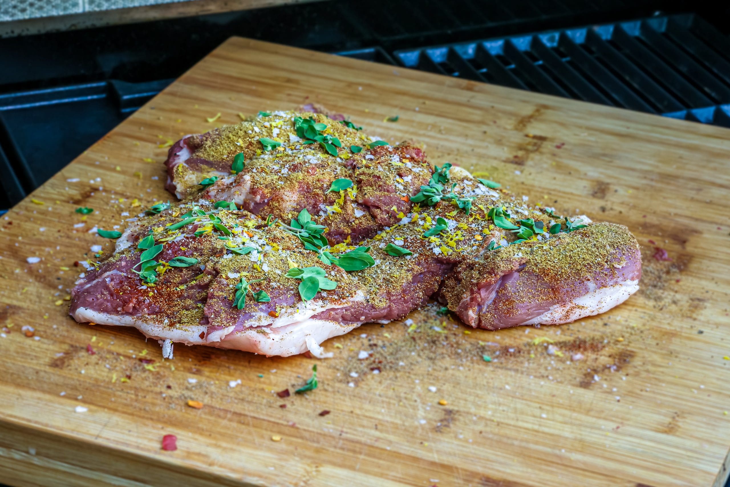 Gigot d’agneau désossé aux épices, pommes de terre grenailles et haricots sabres